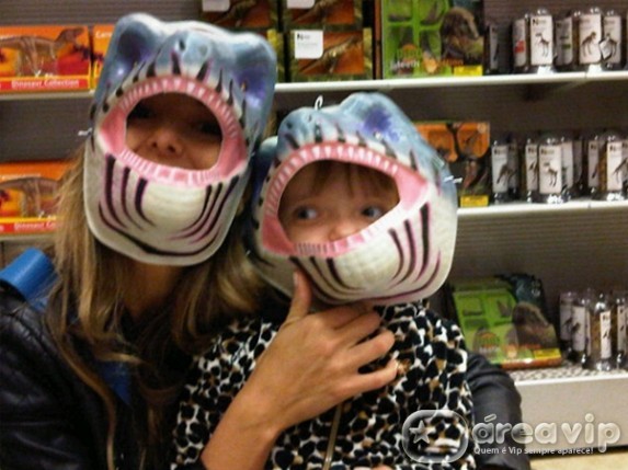 Ticiane Pinheiro e a filha posam de máscara