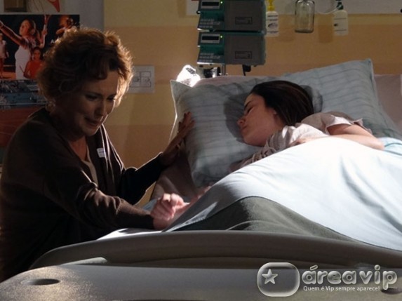 A Vida da Gente - Ana aperta a mao de Eva duas vezes