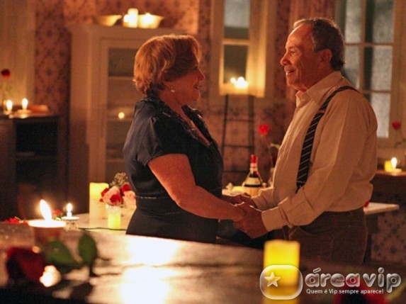 A Vida da Gente - Laudelino faz surpresa romântica para Iná