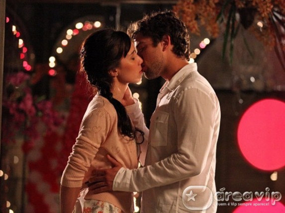 A Vida da Gente - Manu e Rodrigo se beijam