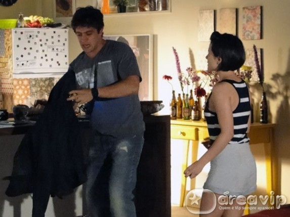 A Vida da Gente - Rodrigo sai correndo da casa de Nina