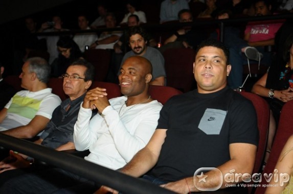 Anderson Silva assiste a documentário sobre Ronaldo