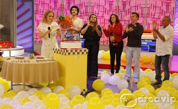 Angélica comemora aniversário e 10 anos de programa