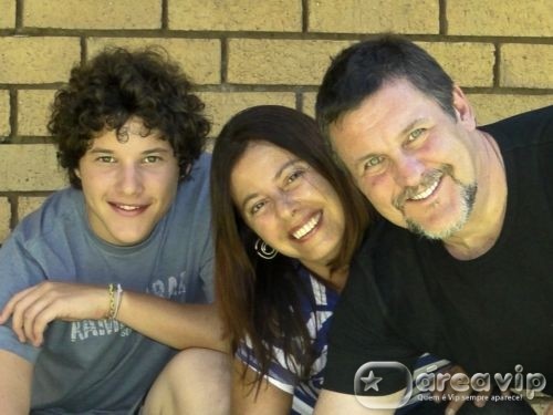 Antonio Calloni lança livro escrito junto com a mulher e o filho