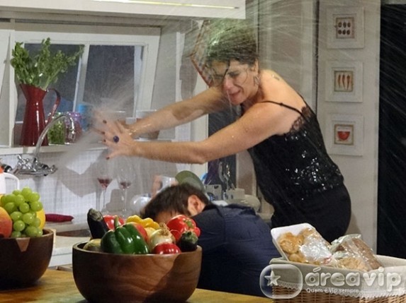 Rubinho quebra torneira e Claudia leva um banho d’água