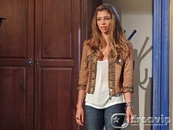 Lucena descobre que está grávida após passar noite com Vicente