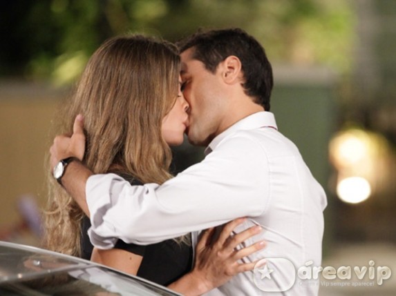 Lucena beija Vicente, mas é rejeitada por ele