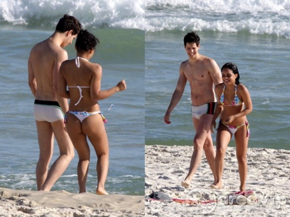 Carol Macedo curte praia acompanhada