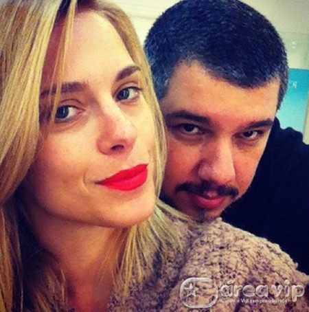 Carolina Dieckmann retoca os cabelos e publica foto no Twitter