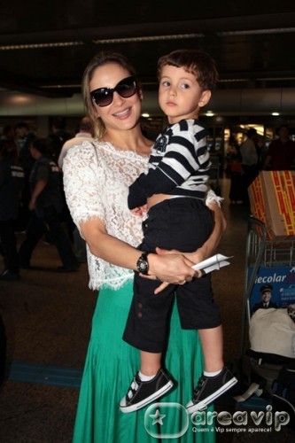 Claudia Leitte desembarca com o filho em São Paulo