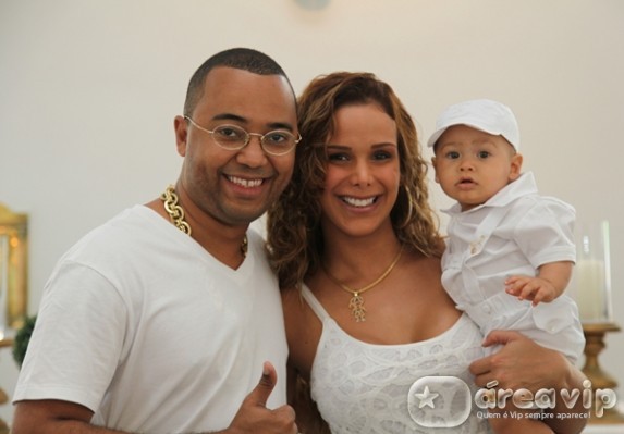 Dudu Nobre comemora aniversário com batizado do filho