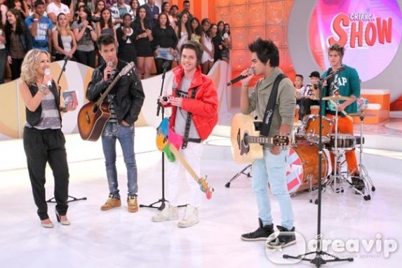 Restart participa do programa Eliana