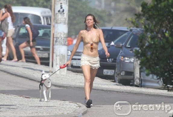 Ellen Jabour é clicada caminhando com seu cachorro