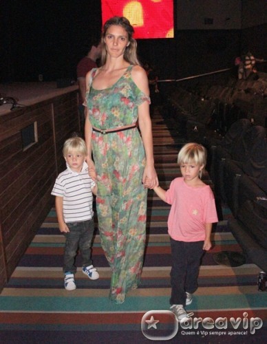 Fernanda Lima leva os filhos para assistir a espetáculo infantil no Rio