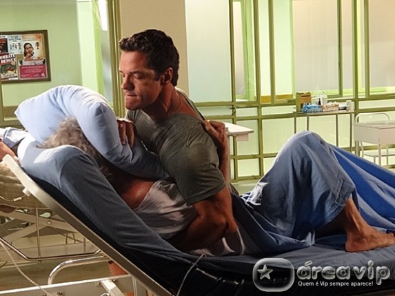 Ferdinand chantageia Pereirinha e o sufoca por alguns segundos