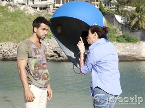 Griselda flagra Enzo em telefonema suspeito e o põe contra a parede