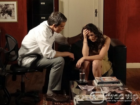 Patrícia revela gravidez a René e ouve um sermão do pai