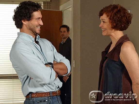 Paulo fica mexido ao ver Esther na companhia de Guaracy