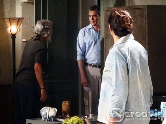 Pereirinha sente ciúmes de René e Griselda