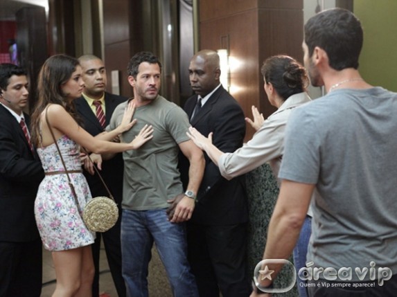 Quinzé vai atrás de Teodora ao descobrir que Quinzinho sumiu