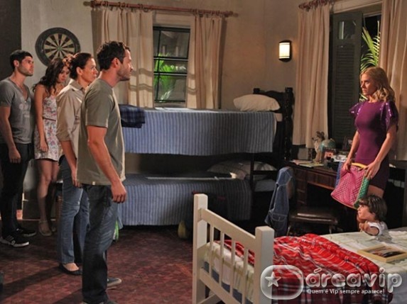 Teodora é pega na casa de Griselda com o filho, Quinzinho