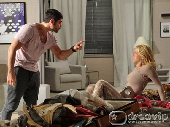 Descontrolado, Wallace expulsa Teodora e ameaça bater na loira