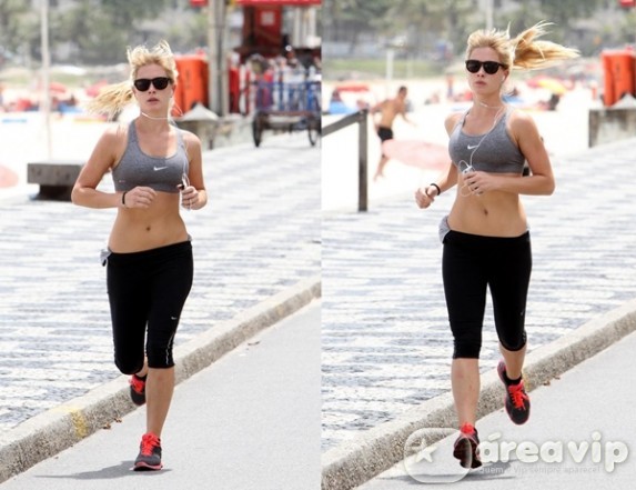Fiorella Mattheis corre na orla de Ipanema