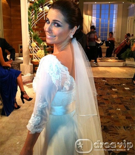 Giovanna Antonelli posta foto vestida de noiva no Twitter