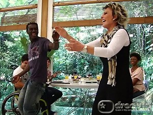 Jonathan puxa Ana Maria para a dança