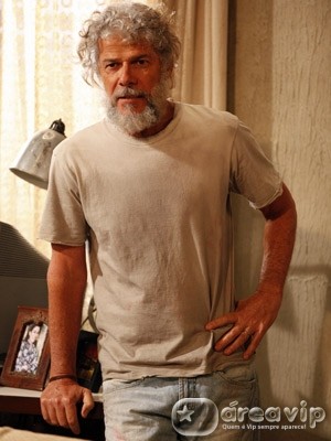 José Mayer começa a gravar Fina Estampa de barba e cabelos compridos