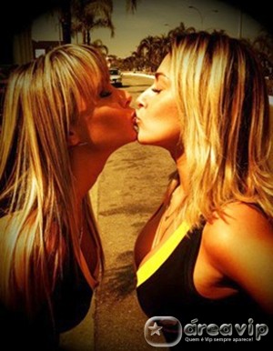 Juju Salimeni e Dani Bolina postam foto dando selinho