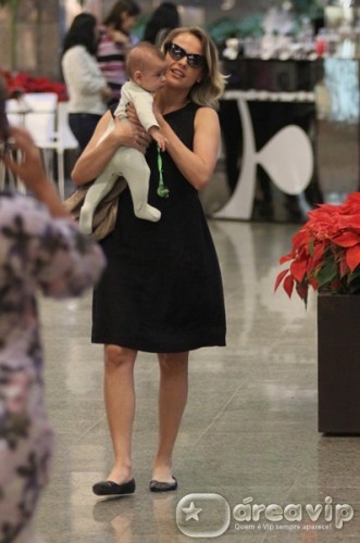 Juliana Silveira passeia com o filho em shopping do Rio