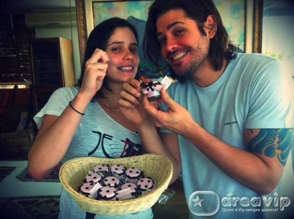 Dado Dolabella divulga lembrancinhas da filha