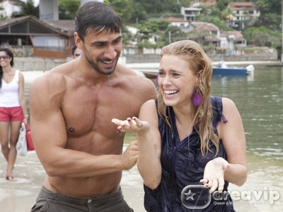 Carolina Dieckmann e Julio Rocha se divertem em gravação na praia