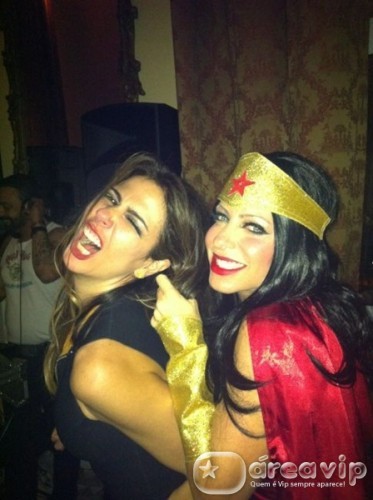 Luciana Gimenez comemora aniversário com festa à fantasia