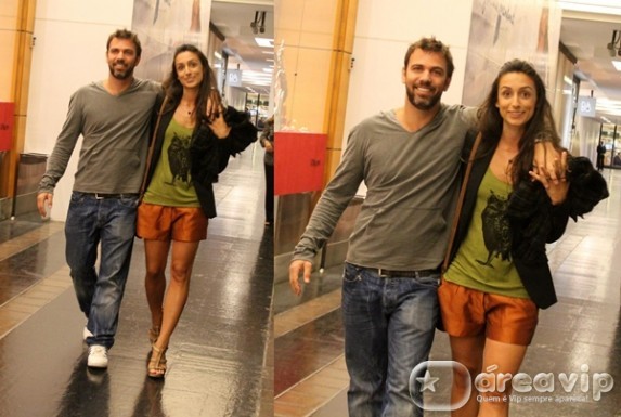 Marcelo Faria passeia com a mulher em shopping