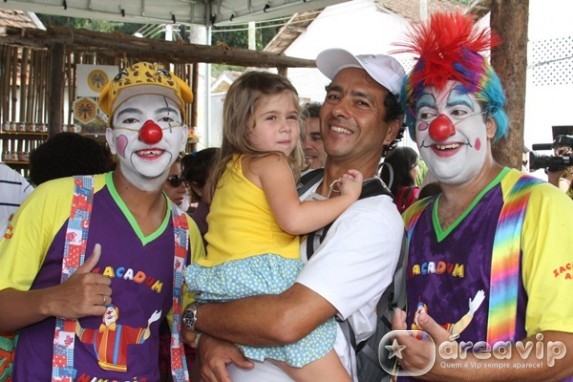 Marcos Palmeira vai em evento com a filha