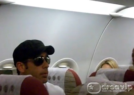 Ator se recusa a desligar celular e é retirado de avião – Veja o vídeo!