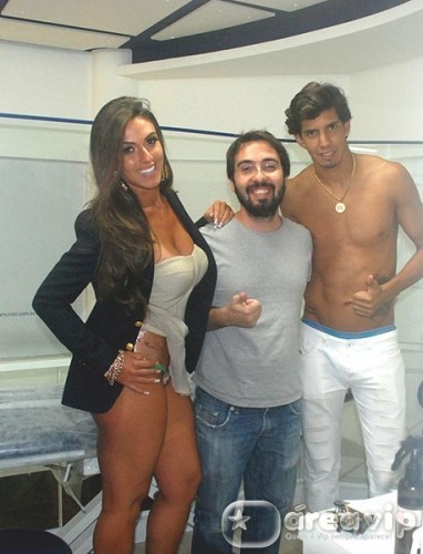 Nicole Bahls faz tatuagem com nome do namorado