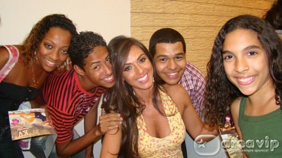 Nicole Bahls arrasta fãs em tarde de autógrafos no Rio