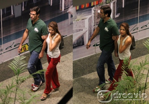 Nívea Stelmann vai ao cinema com o namorado