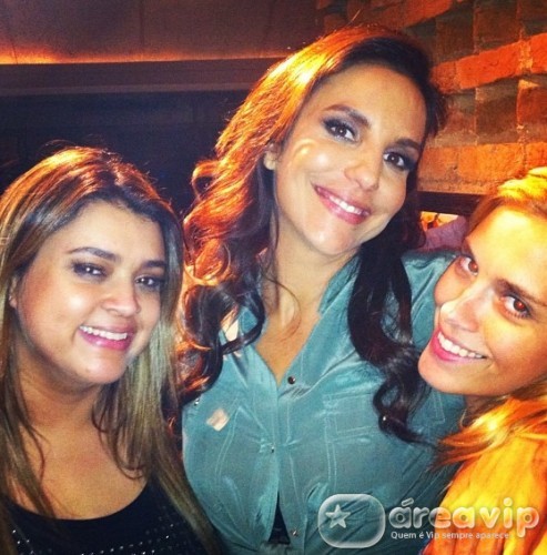Ivete Sangalo janta com Preta Gil e Carolina Dieckmann
