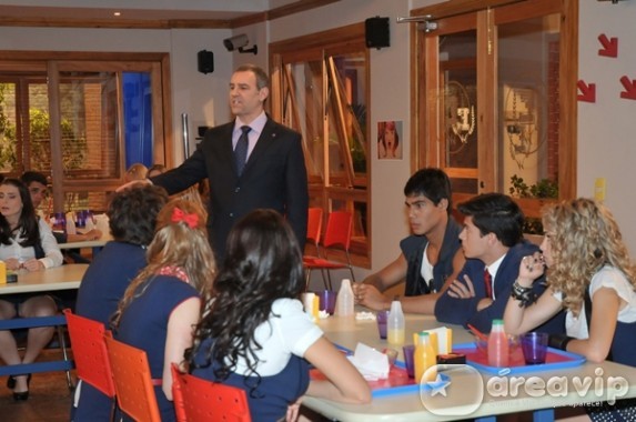 Rebelde - Jonas desliga o som furioso