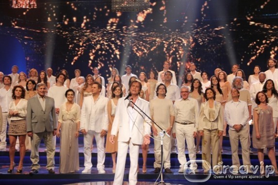 Roberto Carlos com elenco da Globo