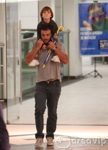 Rodrigo Lombardi leva o filho ao judô