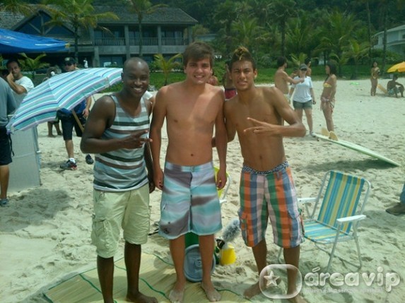 Neymar curte praia com Thiaguinho do Exaltasamba