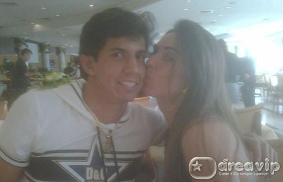 Nicole Bahls almoça com novo affair em churrascaria