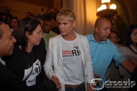 Xuxa participa de passeata no Rio