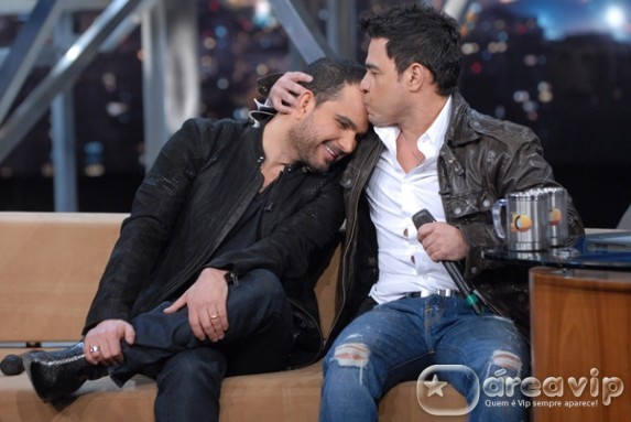Zezé dá beijo em Luciano durante gravação do ‘Programa do Jô’