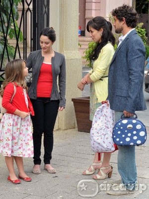 A Vida da Gente - Manu e Rodrigo deixam Julia sob os cuidados de Ana